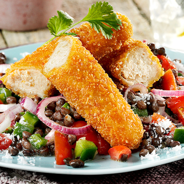 Salade de Poulycroc® avec lentiles, oignon rouge, poivron et tomates